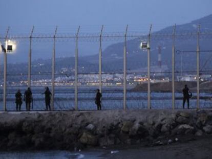 Efectivos de la Polic&iacute;a Nacional en la valla fronteriza de Ceuta.