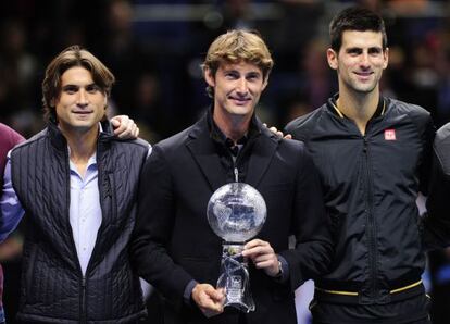  Ferrero posa con el trofeo junto a Novak Djokovic y David Ferrer.