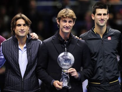  Ferrero posa con el trofeo junto a Novak Djokovic y David Ferrer.