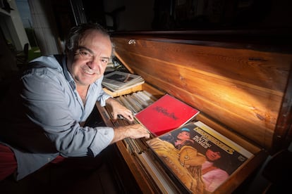 Alberto Sánchez-Runde posa con parte de su colección de discos de los Stones en Ibiza.