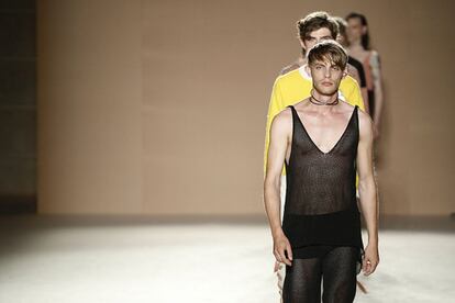 Samuel Alarcón ha reivindicat el tricot en una passarel·la que busca la dissociació entre gènere i moda.