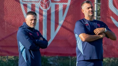 El entrenador del Sevilla, Xavier García Pimienta (izquierda), y el entrenador asistente, Alex García, dirigen el entrenamiento del equipo este sábado antes de medirse al Barça.