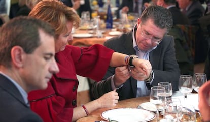 Granados ajusta una pulsera a Esperanza Aguirre, durante un almuerzo.