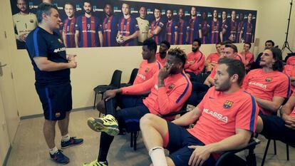 Xavi Pascual dirige una charla, durante el programa de TV-3 ‘Barça Inside’.