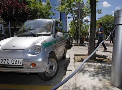 Un automóvil eléctrico recargando energía en el poste instalado ayer en el Eix Macià de Sabadell.