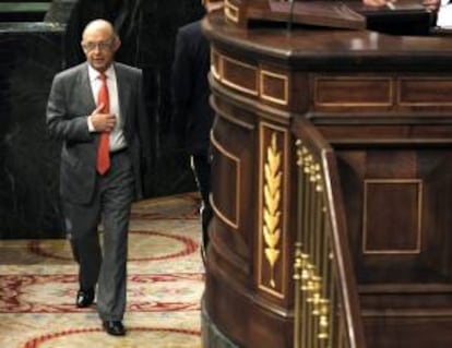 El ministro de Hacienda, Cristóbal Montoro, durante el pleno del Congreso que hoy debate y vota las enmiendas parciales al proyecto de ley de los Presupuestos Generales del Estado para 2014.