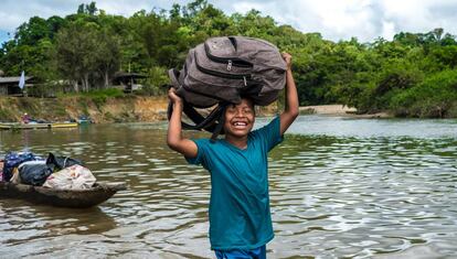 Un niño de la comunidad de Pichima Quebrada, a la que retornaron los indígenas.