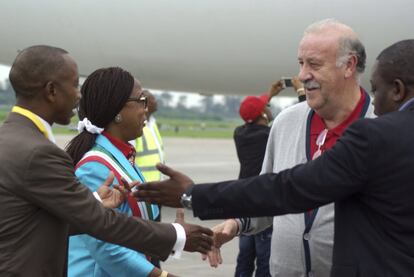 El seleccionador nacional, Vicente del Bosque, saluda a la alcaldesa de Malabo, María Coloma y al presidente de la Federación Guineana de Fútbol (FEGUIFUT), Domingo Mituy Edjang (i), tras aterrizar junto a los jugadores a primera hora de la mañana.