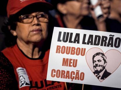 Uma mulher num protesto a favor de Lula o &uacute;ltimo dia 20.