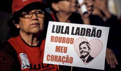 Uma mulher num protesto a favor de Lula o último dia 20.