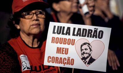 Uma mulher num protesto a favor de Lula o &uacute;ltimo dia 20.