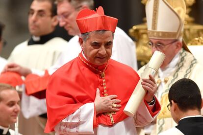 Angelo Becciu, en el momento en que acababa de ser creado cardenal por Francisco en 2018.