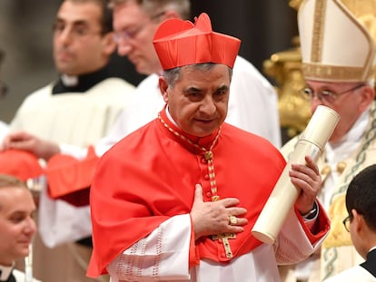 Angelo Becciu, en el momento en que acababa de ser creado cardenal por Francisco en 2018.