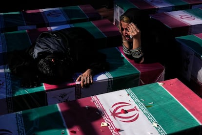 Two women cried on Friday, January 5, over the coffin of a loved one, during the funeral ceremony held in the Iranian city of Kerman two days after the attack claimed by the Islamic State.