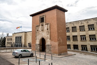 La Puerta de La Latina, localizada en la Escuela Técnica Superior de Arquitectura de Madrid, Ciudad Universitaria, Madrid.