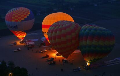 Globos aerostticos que transportan turistas despegan antes del amanecer sobre la ciudad de Luxor (Egipto).