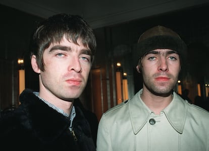 No son los hermanos Izquierdo: son Noel y Liam Gallagher, cantante y guitarrista de Oasis, fotografiados en 1996.