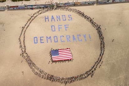 Vista aérea de la protesta contra Donal Trump celebrada en Ocean Beach, San Francisco.