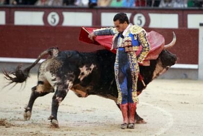 El diestro Iván Fandiño, con su segundo toro, al que cortó una oreja.