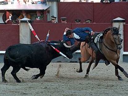 Pablo Hermoso de Mendoza hace la suerte del teléfono en una de sus actuaciones.