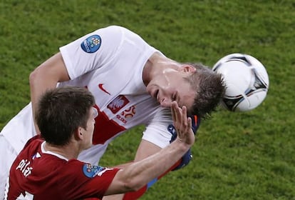El checo Vaclav Pilar intenta arrebatar el balón a Lukasz Piszczek