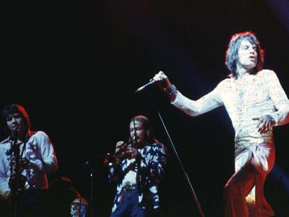 Los Rolling Stones tocando en 1972 en el International Amphitheatre de Chicago. De izquierda a derecha, Bobby Keys, Jim Price y Mick Jagger.