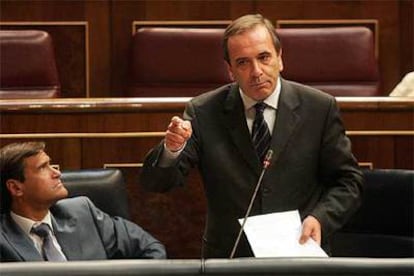 El ministro de Defensa, José Antonio Alonso, interviene en el Congreso en presencia de López Aguilar.