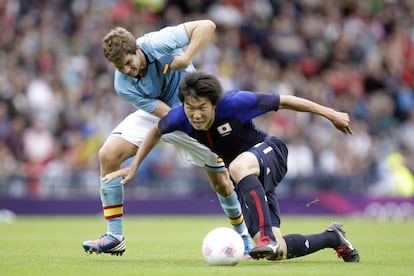 Íñigo Martínez intenta parar al jugador japonés Kensuke Nagai.