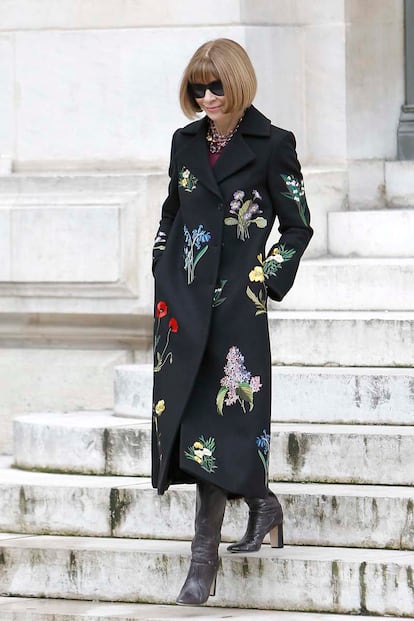 Anna Wintour vaticinaba hace unos meses la fiebre que nos acecha. Con este abrigo de flores acudió a ver la colección Stella McCartney otoño 2016.