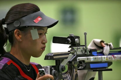 A chinesa Yi Siling na prova de classificação de carabina de ar de 10 metros feminino, no Centro Olímpico de Tiro