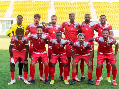 Alineación de Guinea ante Túnez en noviembre. Arriba, de izquierda a derecha, Owono, Saúl Coco, Ganet, Siafa, Orozco y Machín. Abajo, Bikoro, Belia, Basilio Ndong, Iban Salvador y Carlos Akapo.