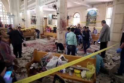 Personal de seguridad investiga la zona del atentado, en la iglesia de Tanta.