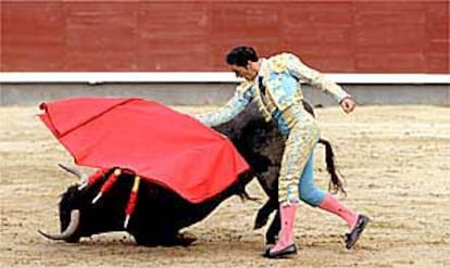 El Cid, en su faena al tercer toro de la tarde.