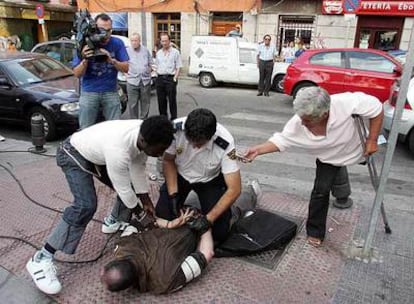 Un transeúnte filmaba con su móvil la detención del presunto asesino de una mujer en Madrid.