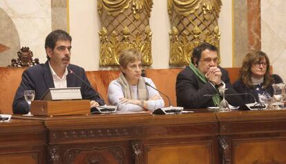 El alcalde donostiarra, Eneko Goia (izquierda), toma la palabra en el pleno que ha votado la concesión del Tambor de Oro.