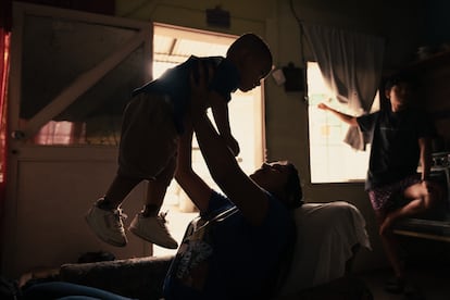 Roynerliz Rodriguez juega con su hijo en su casa de El Tocuyo, Venezuela.