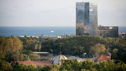 En primer término el tejado del Parlament catalán, situado en el parque de la Ciudadela; al fondo, el rascacielos de Gas Natural.