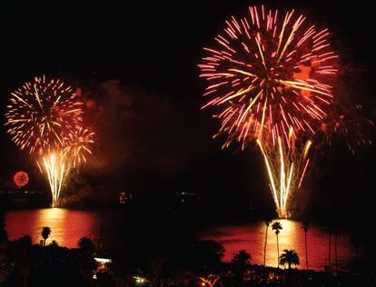 En Valparaíso, las sirenas de los buques anuncian el comienzo de uno de los espectáculos pirotécnicos de Año Nuevo más grandes del Hemisferio Sur.