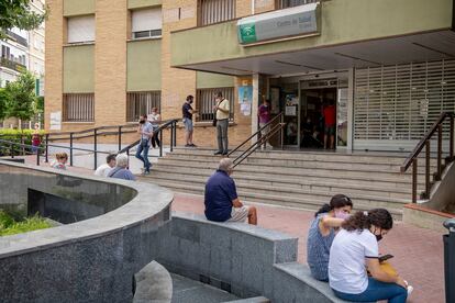 Pacientes esperan para acceder al centro de salud El Greco, en Sevilla.
