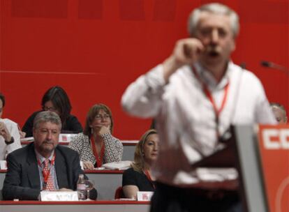 Ignacio Fernández Toxo, en primer plano, se dirige a los delegados del congreso de CC OO. Detrás, le escucha José María Fidalgo.