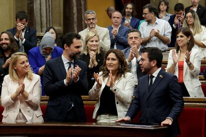 El presidente de la Generalitat, Pere Aragonès, recibe el aplauso de sus compañeros de partido tras su intervención inicial en el debate de política general en el Parlament . EFE/Quique García