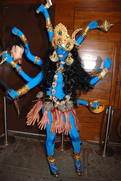 En 2008 la supermodelo se convirtió en la diosa de la destrucción, Shiva, con brazos alrededor de todo su cuerpo azul.