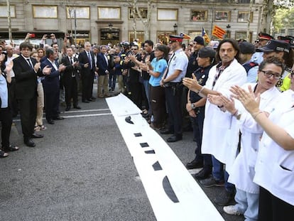 Fotograf&iacute;a facilitada por la Generalitat de Catalu&ntilde;a, del presidente catal&aacute;n, Carles Puigdemont, y la alcaldesa de Barcelona, Ada Colau, y los dem&aacute;s miembros del Govern, junto a los 75 representantes de cuerpos de seguridad, emergencias y de entidades vecinales y ciudadanas que encabezan la manifestaci&oacute;n contra el terrorismo bajo el lema &#039;No tinc por&#039; (No tengo miedo) este s&aacute;bado en las calles de Barcelona.