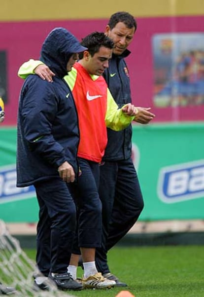 Xavi abandona el ensayo, ayudado por Mur y Cate.