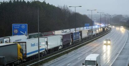 Fila de camiones en la autopista M20, en las proximidades del Canal de la Mancha.