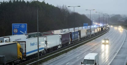 Fila de camiones en la autopista M20, en las proximidades del Canal de la Mancha.