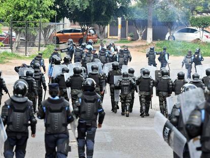 Policías y militares han participado en la represión de las manifestaciones contra el presidente Juan Orlando Hernández en Honduras. 