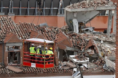 Expertos comprueban los daños ocasionados tras la explosión registrada ayer en el número 98 de la calle Toledo, en el distrito de la Latina en Madrid.