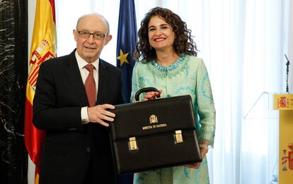 María Jesús Montero, ministra de Hacienda, con el exministro del ramo, Cristóbal Montoro.