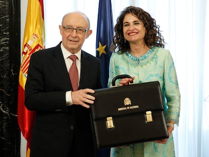 María Jesús Montero, ministra de Hacienda, con el exministro del ramo, Cristóbal Montoro.